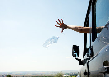 Frau wirft Flasche aus dem Autofenster - CUF00880