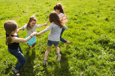 Girls playing in circle outdoors - CUF00896