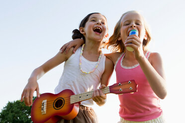 Girls singing together outdoors - CUF00908