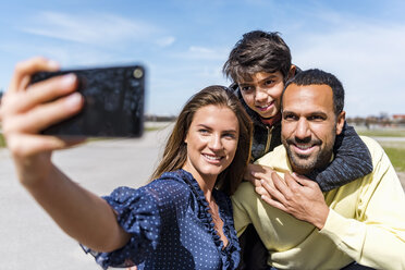 Glückliche Familie macht ein Selfie im Freien - DIGF04147