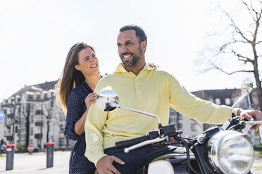 Glückliches Paar auf einem Motorrad - DIGF04154