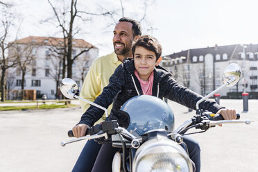 Vater und Sohn auf einem Motorrad - DIGF04155