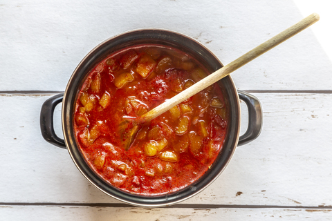 Hausgemachter Tomaten-Rhabarber-Ketchup im Kochtopf, lizenzfreies Stockfoto