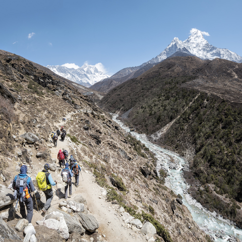 Nepal, Solo Khumbu, Everest, Gruppe von Bergsteigern beim Wandern in den Bergen, lizenzfreies Stockfoto