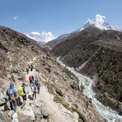 Nepal, Solo Khumbu, Everest, Gruppe von Bergsteigern beim Wandern in den Bergen - ALRF01048