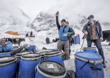 Nepal, Solo Khumbu, Everest Base Camp, Sherpas kontrollieren Proviant - ALRF01049