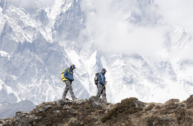 Nepal, Solo Khumbu, Everest, Mountaineer and sherpa walking in the mountains - ALRF01050