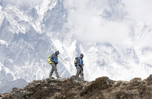 Nepal, Solo Khumbu, Everest, Bergsteiger und Sherpa beim Wandern in den Bergen - ALRF01050