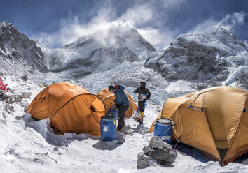 Nepal, Solo Khumbu, Everest Base Camp, Two mountaineers preparing tents - ALRF01051