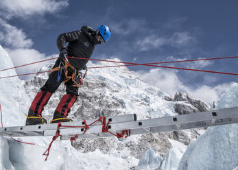 Nepal, Solo Khumbu, Everest, Bergsteiger beim Klettern im Eisfall - ALRF01056