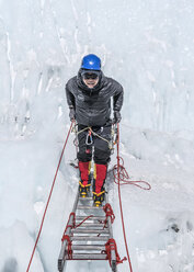 Nepal, Solo Khumbu, Everest, Bergsteiger beim Klettern im Eisfall - ALRF01058