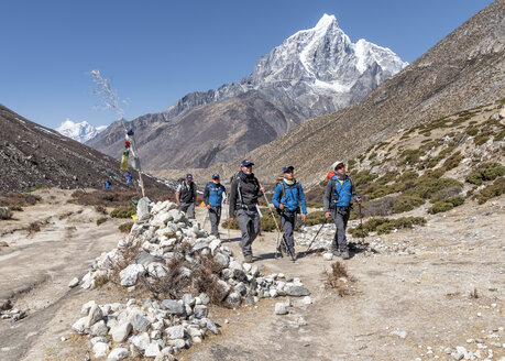 Nepal, Solo Khumbu, Everest, Sherpas führen Bergsteiger in der Nähe von Dingboche - ALRF01067