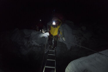 Nepal, Solo Khumbu, Bergsteiger beim Besteigen des Everest-Eisfalls bei Nacht - ALRF01068