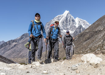Nepal, Solo Khumbu, Everest, Sherpas führen Bergsteiger in der Nähe von Dingboche - ALRF01069