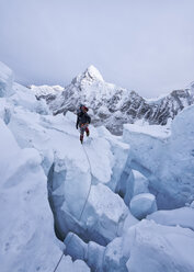 Nepal, Solo Khumbu, Bergsteiger am Everest-Eisfall, Pumori - ALRF01070