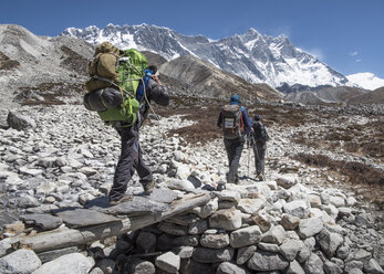 Nepal, Solo Khumbu, Everest, Gruppe von Mounaineers beim Wandern am Dingboche - ALRF01072