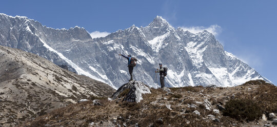 Nepal, Solo Khumbu, Everest, Group of mounaineers hiking at Dingboche - ALRF01073