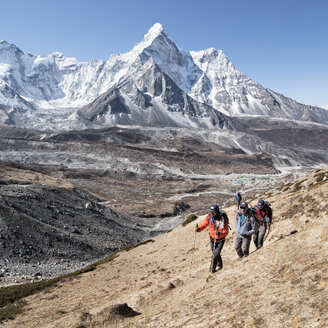 Nepal, Solo Khumbu, Everest, Group of mountaineers at Chukkung Ri - ALRF01075
