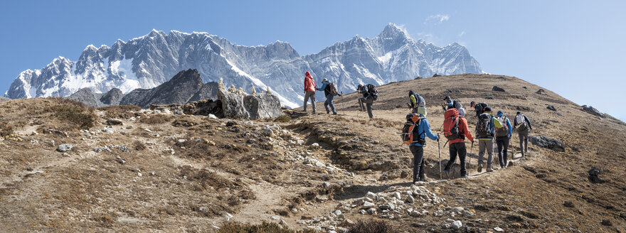 Nepal, Solo Khumbu, Everest, Gruppe von Bergsteigern am Chukkung Ri - ALRF01076