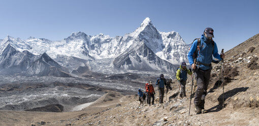 Nepal, Solo Khumbu, Everest, Gruppe von Bergsteigern am Chukkung Ri - ALRF01077