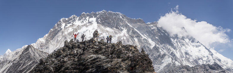Nepal, Solo Khumbu, Everest, Gruppe von Bergsteigern am Chukkung Ri - ALRF01081