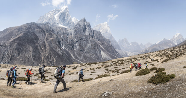 Nepal, Solo Khumbu, Everest, Group of mounaineers hiking at Dingboche - ALRF01085