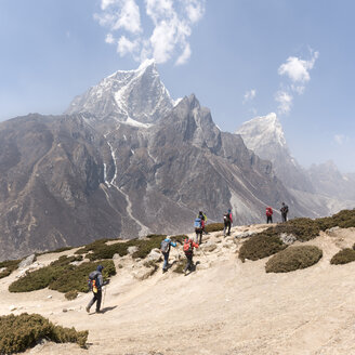 Nepal, Solo Khumbu, Everest, Gruppe von Mounaineers beim Wandern am Dingboche - ALRF01086