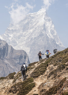 Nepal, Solo Khumbu, Everest, Group of mounaineers hiking at Dingboche - ALRF01087