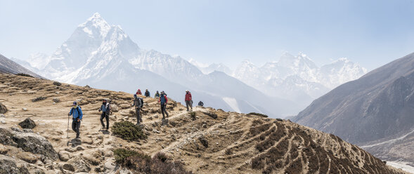 Nepal, Solo Khumbu, Everest, Group of mounaineers hiking at Dingboche - ALRF01088