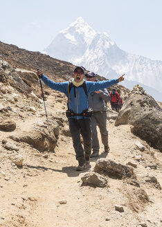 Nepal, Solo Khumbu, Everest, Gruppe von Mounaineers beim Wandern am Dingboche - ALRF01089