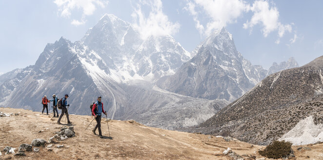 Nepal, Solo Khumbu, Everest, Group of mounaineers hiking at Dingboche - ALRF01090