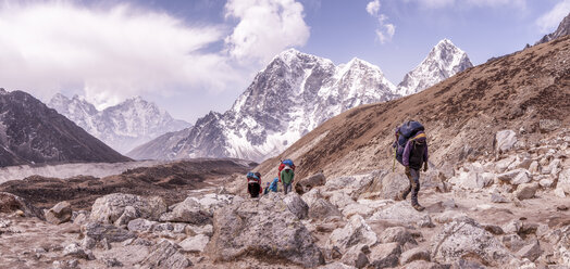 Nepal, Solo Khumbu, Everest, Group of mountaineers hiking at Lobuche - ALRF01094