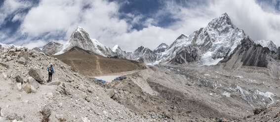 Nepal, Solo Khumbu, Everest, Bergsteiger am Gorak Shep - ALRF01098