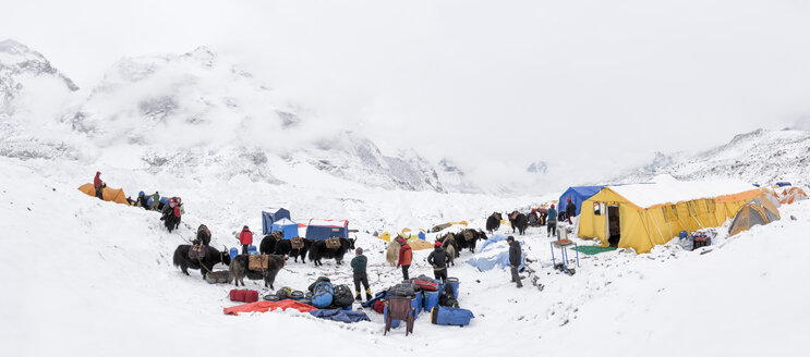 Nepal, Solo Khumbu, Bergsteiger im Everest Base Camp - ALRF01103