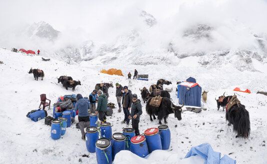 Nepal, Solo Khumbu, Bergsteiger im Everest Base Camp - ALRF01104