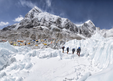 Nepal, Solo Khumbu, Bergsteiger kommen vom Everest Base Camp - ALRF01108