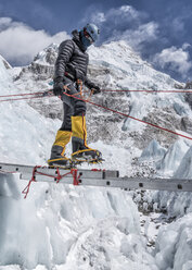 Nepal, Solo Khumbu, Everest, Bergsteiger beim Klettern am Eisfall - ALRF01109
