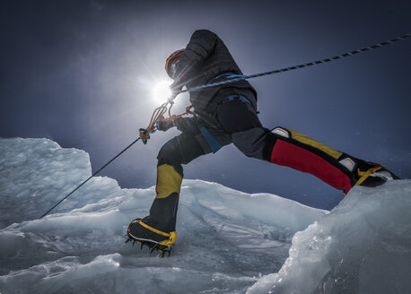 Nepal, Solo Khumbu, Everest, Bergsteiger beim Klettern am Eisfall - ALRF01110