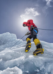 Nepal, Solo Khumbu, Everest, Mountaineers climbing on icefall - ALRF01111