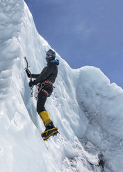 Nepal, Solo Khumbu, Everest, Bergsteiger beim Klettern am Eisfall - ALRF01112