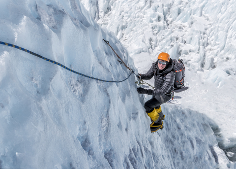 Nepal, Solo Khumbu, Everest, Bergsteiger beim Klettern am Eisfall, lizenzfreies Stockfoto