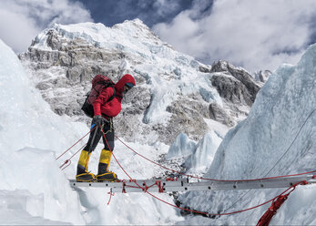 Nepal, Solo Khumbu, Everest, Mountaineers climbing on icefall - ALRF01114