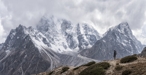 Nepal, Solo Khumbu, Everest, Mountaineer at Dhugla - ALRF01117