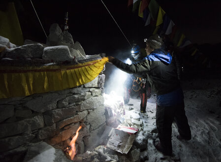 Nepal, Solo Khumbu, Sherpas kontrollieren das Everest Base Camp bei Nacht - ALRF01120