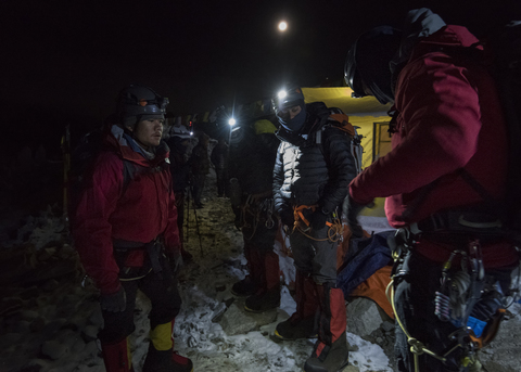 Nepal, Solo Khumbu, Bergsteiger auf dem Rückweg zum Everest Base Camp bei Nacht, lizenzfreies Stockfoto