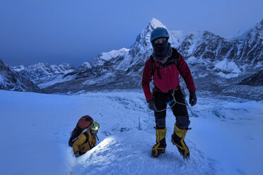 Nepal, Solo Khumbu, Bergsteiger am Everest-Eisfall - ALRF01122