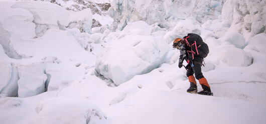 Nepal, Solo Khumbu, Bergsteiger am Everest-Eisfall - ALRF01124