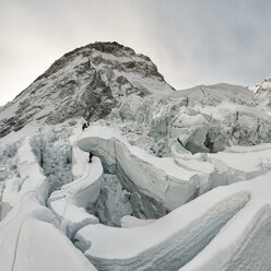 Nepal, Solo Khumbu, Bergsteiger am Everest-Eisfall - ALRF01125