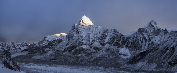 Nepal, Solo Khumbu, Everest-Eisfall, Pumori im Hintergrund - ALRF01126