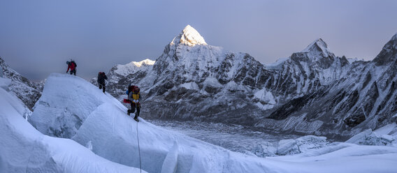 Nepal, Solo Khumbu, Bergsteiger am Everest-Eisfall, Pumori im Hintergrund - ALRF01127